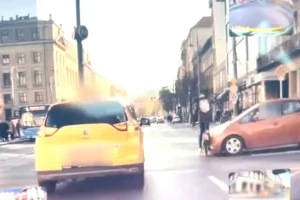 Kerékpárost gázolt az Astoriánál egy piroson áthajtó sofőr