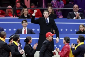 A 2 méteres legkisebb Trump gyerek, akiről már apja csendes stratégájaként beszélnek