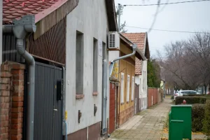 Algyő nem kér a BYD munkásaiból, családi házakkal védené a településképét