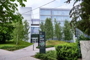 Böszörményi-Nagy Gergelyt ábrázoló matricákat ragasztgatnak a MOME hallgatói, akik ellenzik az egyetemi átalakításokat