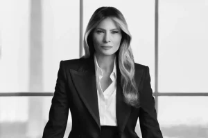 Melania Trump nem finomkodik: első hivatalos first lady portréján a nemzet anyja helyett kemény főnökasszonyt villant