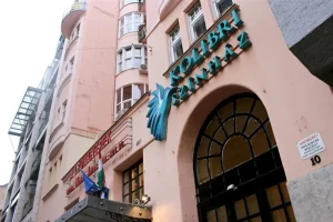 Molnár Piroska és Udvaros Dorottya is kiáll a Kolibri Színház mellett