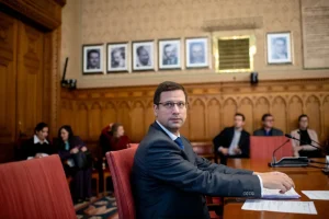 Megjelent a feleség Gulyás Gergely vagyonnyilatkozatában, Lázár János a földek mellé vett egy belvárosi lakást is