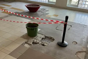 Vödörrel, kaspóval próbálják elbarrikádozni a balesetveszélyes folyosót a győri kórházban