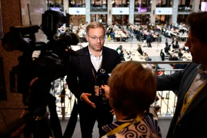 Orbán Viktor helyett Orbán Balázs válaszolt a kérdéseinkre, és tökéletesen szemléltette, miért fontos, hogy szemtől szemben kérdezhessünk