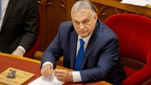 Orbán már a saját embereitől fél.