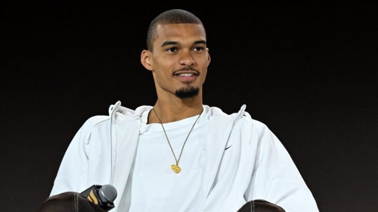 Ronaldo-pózba vágta magát, majd óriási szabadrúgásgólt vert a 221 centis NBA-sztár