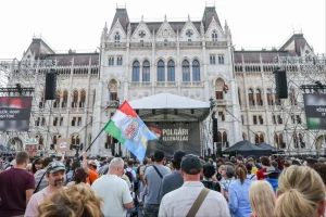 A független nyilvánosság védelmében demonstrálnak a Parlament előtt