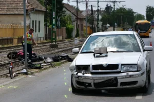 Két másodperc alatt két rossz döntést hozott a Haraszti úton a motoros, de az őt halálra gázoló autós is áldozat