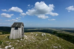 Ki gondolná, hogy ez a bakonyi tető életveszélyes? Pedig hivatalosan az, és mi is későn tudtuk meg