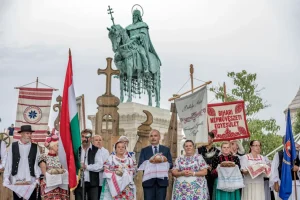 A Fidesz által akadályozott Budapest Pride-ra válaszul itt a kormánypárt büszkeségcunamija
