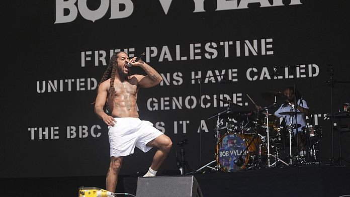 Antiszemita rapperek okoztak botrányt a Glastonbury-fesztiválon, Starmer elítélte a BBC-t