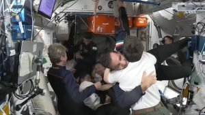 Itt a videó, ahogy Kapu Tibor belebeg a Nemzetközi Űrállomásra