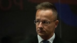 Szijjártó Péter: újabb hat magyar állampolgárt evakuáltak a Közel-Keletről