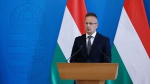 Szijjártó Péter: Magyarországot egyszerre éri súlyos fenyegetés Brüsszelből és Kijevből