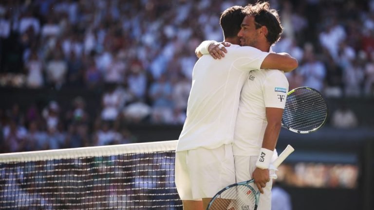 Utolsó wimbledoni meccsén négy és fél órás csatába hajszolta Alcarazt, majd búcsúzóul elkérte a pólóját a fia számára