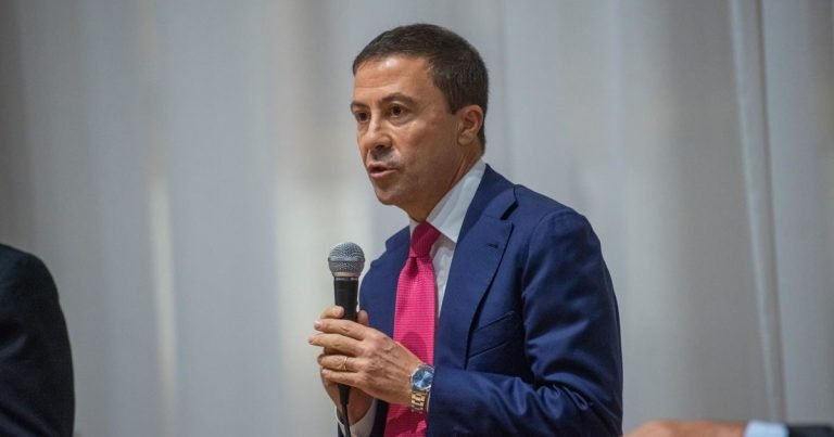 Bocchino e l'insulto choc dello scrittore De Giovanni: "Ecco la loro democrazia"
