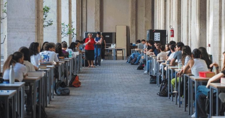 Scena muta per boicottare la Maturità, stretta di Valditara: cambiano le regole
