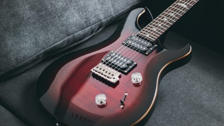 Gitároktatásra kapott 70 milliót a Vág-völgyi Mészáros-pékség vezetője