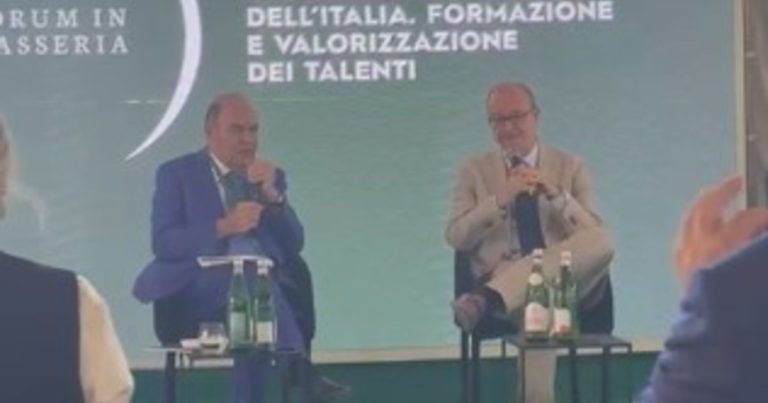 I numeri danno ragione a Valditara: studenti d'accordo sullo stop ai cellulari in classe
