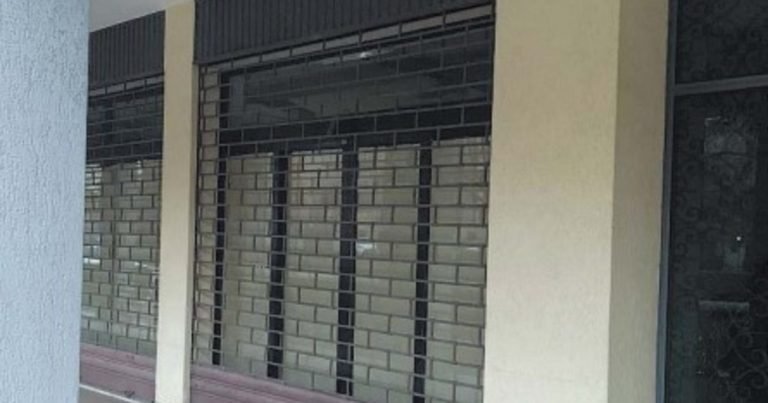 Un'altra moschea abusiva: viaggio nell'ex negozio dove si diventa islamici
