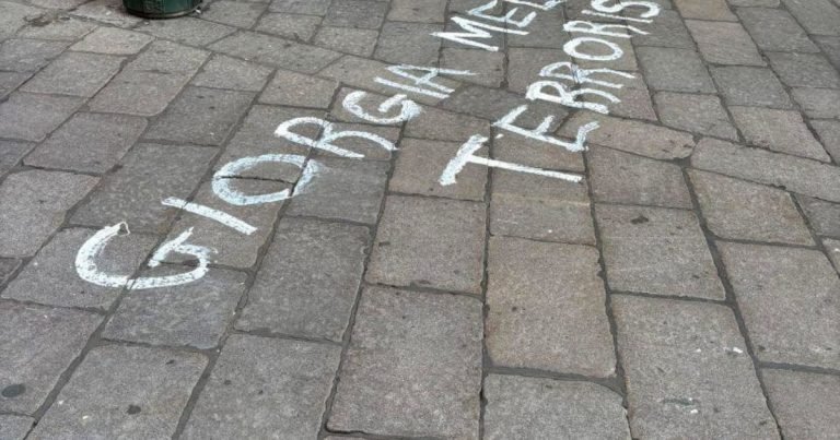 Odio e ingiurie contro Meloni. FdI: "Torino ostaggio dei centri sociali"
