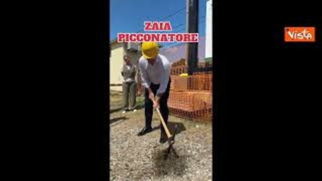 Zaia "picconatore" a Roncade per posa prima pietra soppressione passaggio a livello