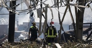 La situazione a via dei Gordiani il giorno dopo l'esplosione: vigili del fuoco a lavoro | GUARDA