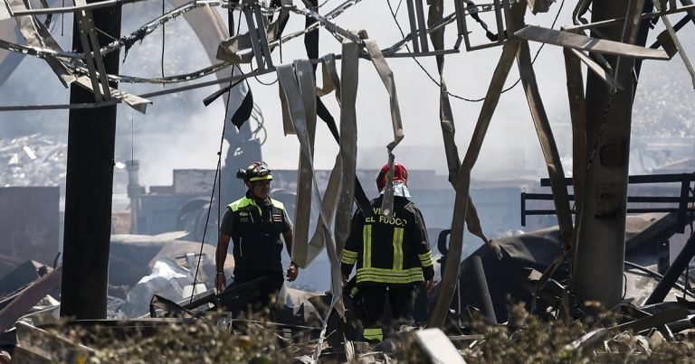 La situazione a via dei Gordiani il giorno dopo l'esplosione: vigili del fuoco a lavoro | GUARDA
