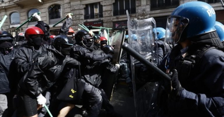 Il Pd ospita chi vuole abolire la polizia, l'ira delle divise: "Propaganda antisistema"