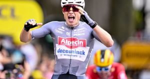 Philipsen vince la prima tappa del Tour, Ganna ritirato