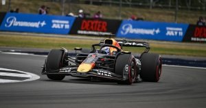 Pole Verstappen a Silverstone davanti a Piastri, Ferrari in terza fila