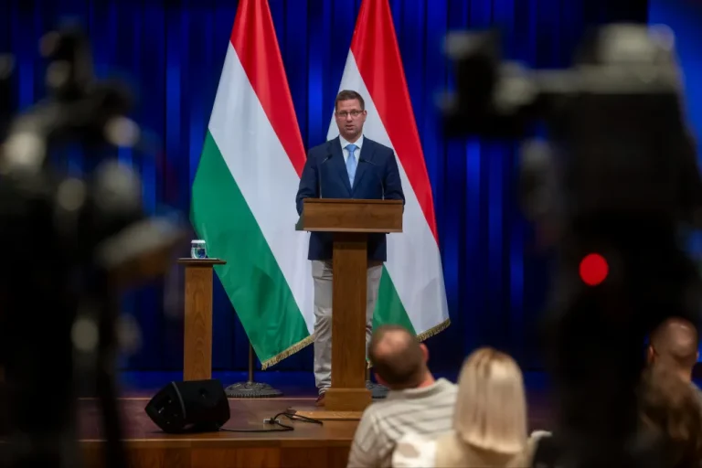 Majdnem 350 ezer forintos fizetésemelést kaphat Gulyás Gergely júliustól