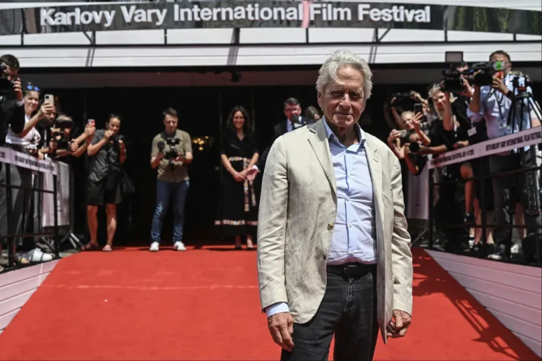 Michael Douglas: Élvezem, hogy most a feleségem dolgozik
