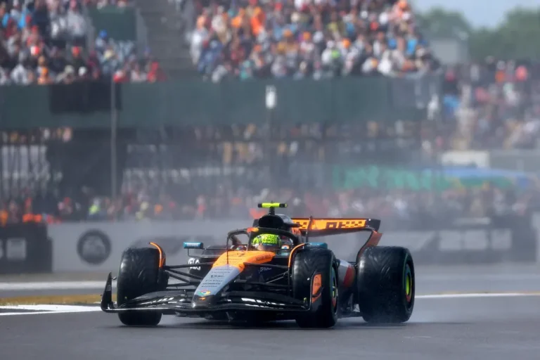 Eső, kicsúszások, safety car, büntetéssel bukott futamgyőzelem, minden volt a Brit Nagydíjon, amin Hülkenberg a 19. helyről indulva lett a hős