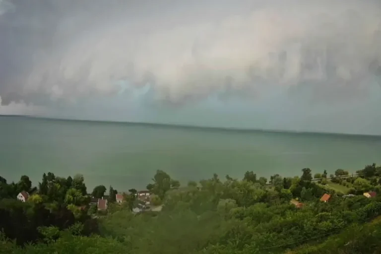 Brutális lehűléssel, 130 km/órás szélviharral érkezett a hidegfront. Lezárták a budapesti repteret, a Balatonnál megszűnt a vonatközlekedés