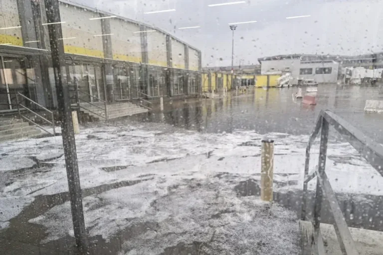 Lezárták a budapesti repülőteret a vihar miatt, több érkező járatot átirányítottak