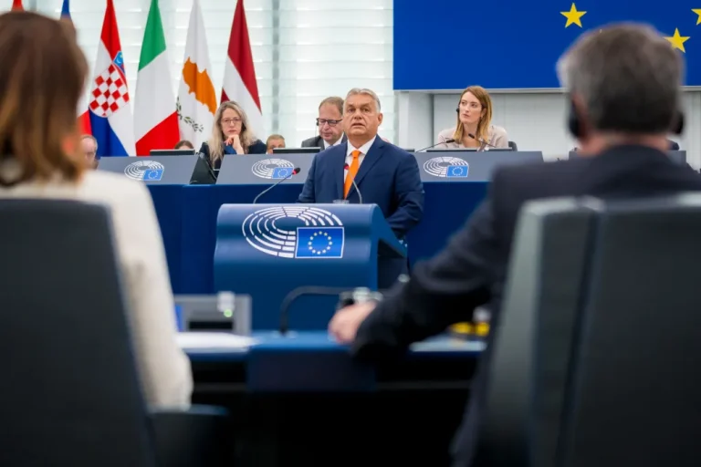 Az EU szabadabb és átláthatóbb médiát szeretne, Orbánék Orwellt és Kominformot látnak