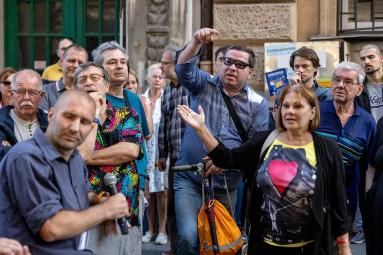 „Utoljára a szocializmusban volt ilyen, hogy kérdezés nélkül erőltettek valamit” – kiakadtak a lakók a Sétáló Tűzoltó utca megnyitóján