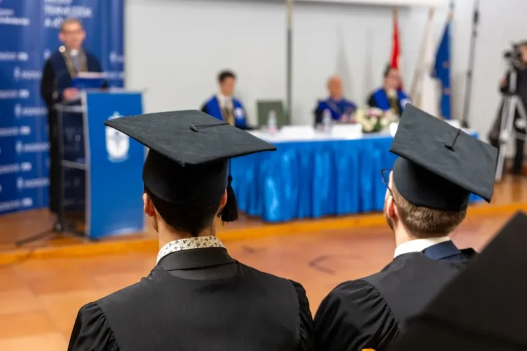 Kiállnak oktatóik mellett a Pázmány végzősei