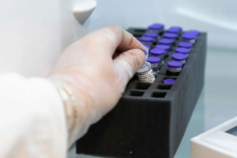 Fact-check: Valóban a biztonsági adatok eltussolása miatt tolja 2030-ra kutatásának végét a Pfizer?