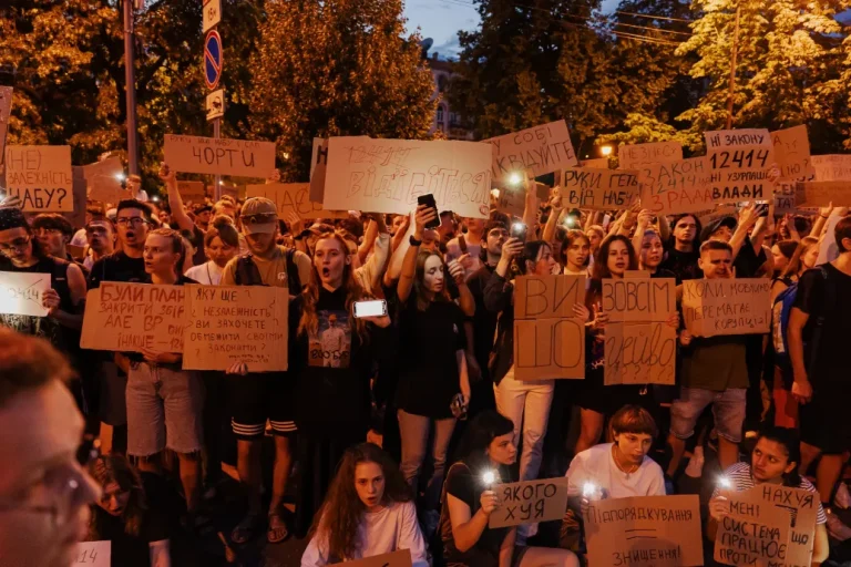 Zelenszkijnek a háború kezdete óta nem kellett szembenéznie ilyen tüntetésekkel