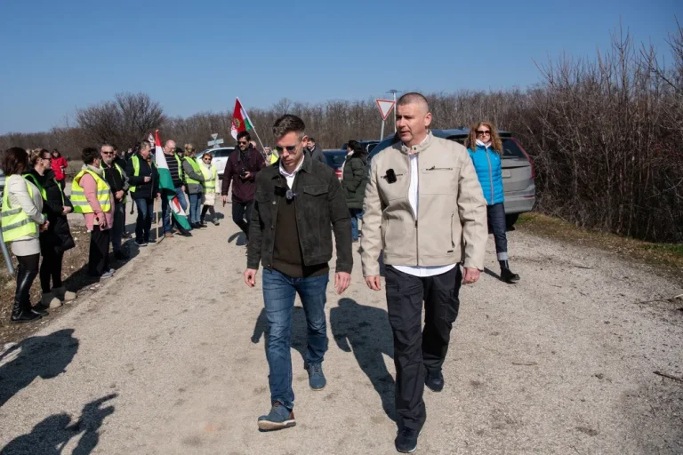 4 csillagos helyett 5 csillagos szállodákban szállt meg külföldi útjain Ruszin-Szendi – állítja a HM államtitkára