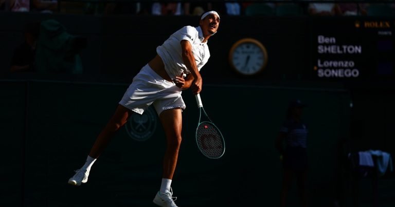 Sonego eliminato a Wimbledon, ai quarti va Shelton