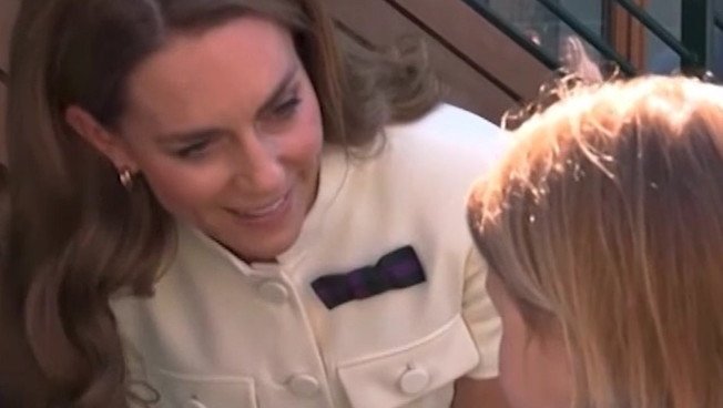 Kate torna a Wimbledon: quel sorriso che allontana i brutti momenti | VIDEO