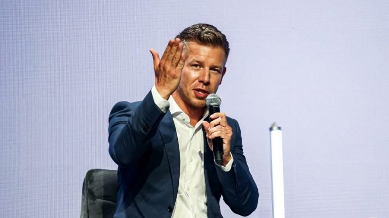 Az MSZMP végnapjait idéző performanszok zajlanak a Fidesznél