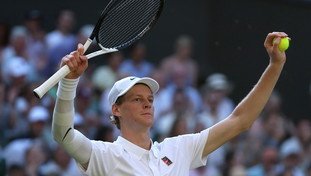 Sinner trita Djokovic e vola in finale. Di nuovo il “classico” con Alcaraz