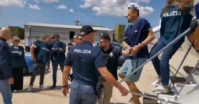 Kaufmann torna Italia e va in carcere a Rebibbia. Caos e crisi sul volo: giallo sul malore