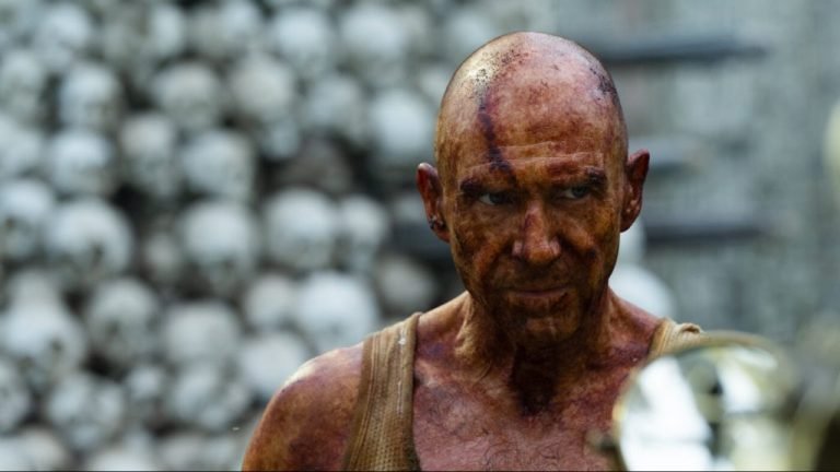 28 évvel később már csak a narancssárga Ralph Fiennes mentheti meg a zombiktól a szent családot