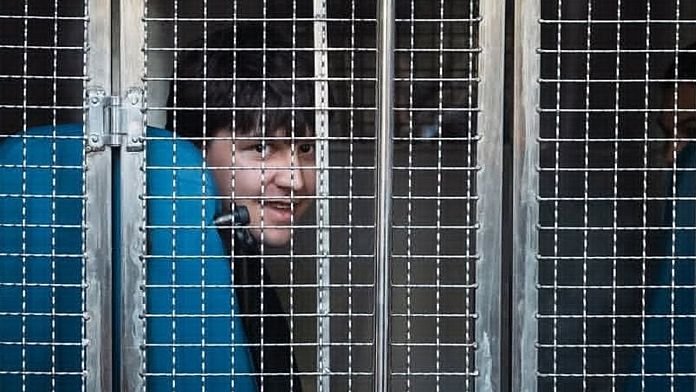 A mosolygó tizenéves Szerbia jelképe – a karhatalom könyörtelen bevetésével vesztésre áll az elnök